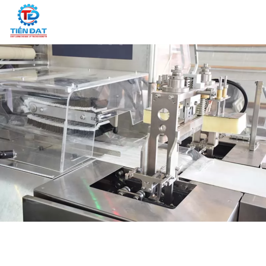 Máy đóng gói khay rau củ tự động