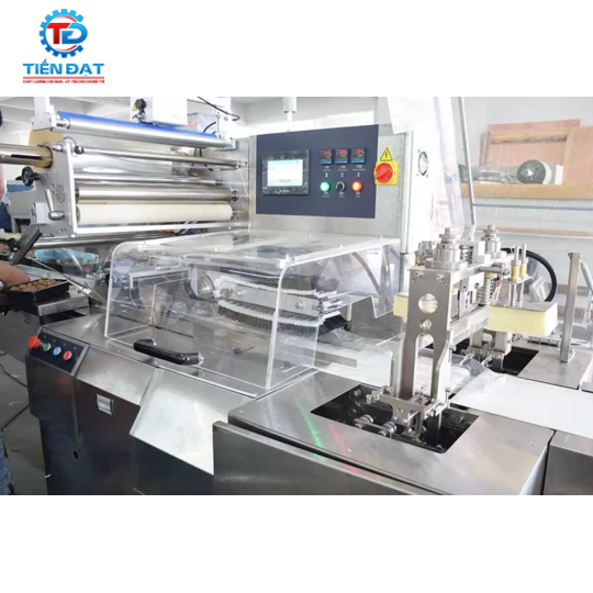 Máy đóng gói khay rau củ tự động